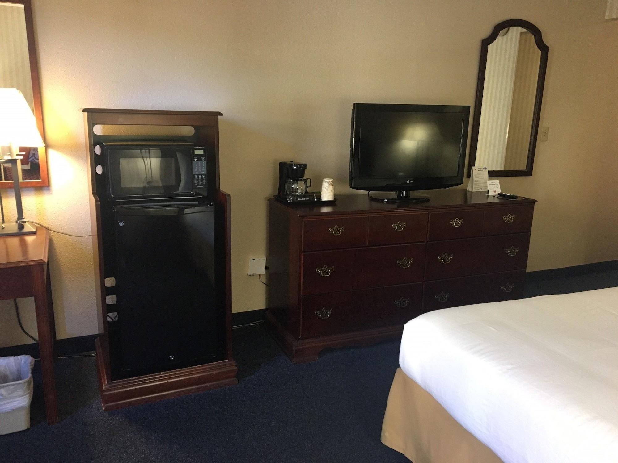 Red Roof Inn & Suites Newport News Eksteriør bilde