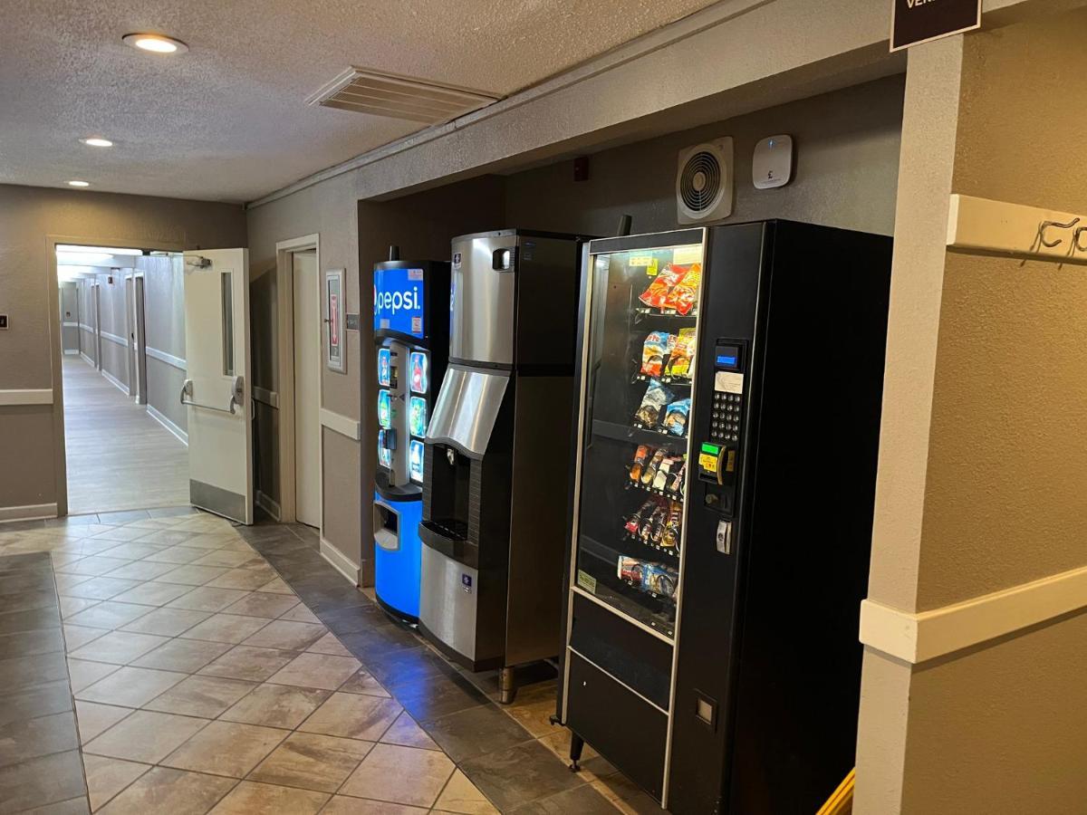 Red Roof Inn & Suites Newport News Eksteriør bilde
