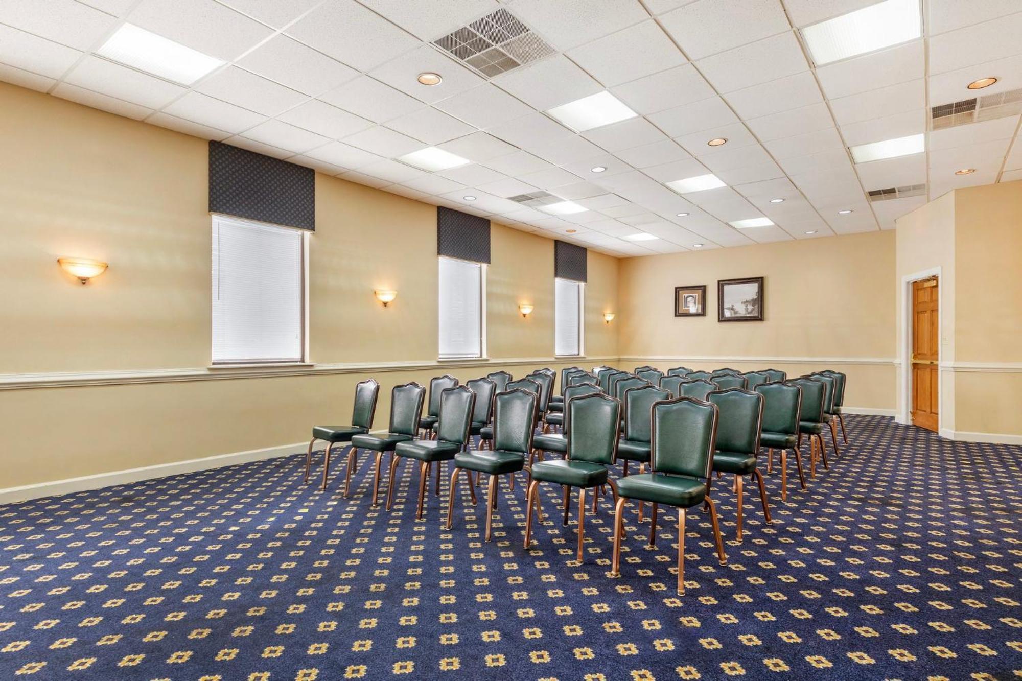 Red Roof Inn & Suites Newport News Eksteriør bilde